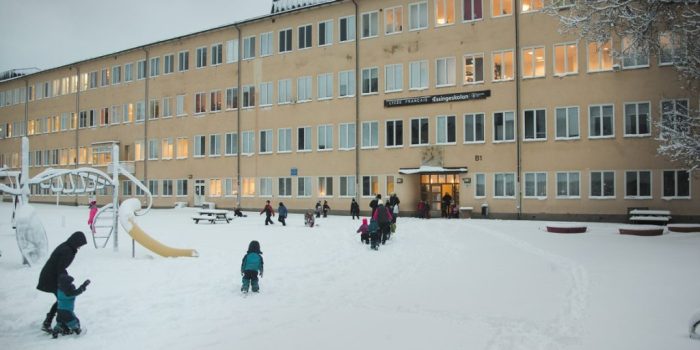 bs58 stockholm sweden 4 jan 2017
Jobb: franska slolan essingen extriört i snö  skymningsbilder ----------------------------------------------------------
photo/copyright : roger schederin
www: studiolighthouse.se
www: rogerschederin.com 
phone 0460-(0)70 515 46 70 
po box : 141 37 
zipcode: 167 14 bromma -stockholm-sweden